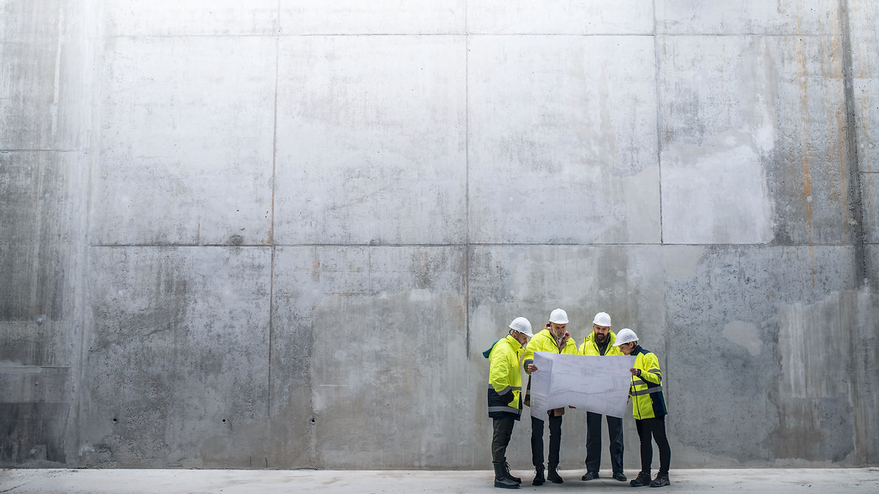 Meeting at construction site