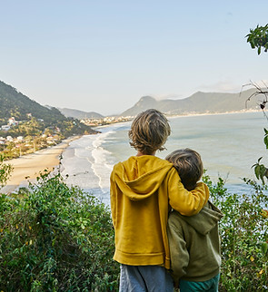 Crianças admirando a vista