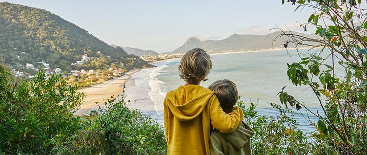 Crianças admirando a vista
