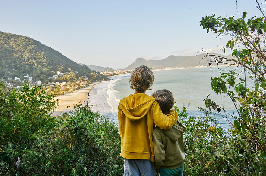 Crianças admirando a vista