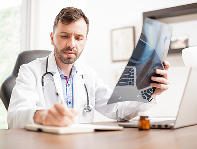 Médico em um computador