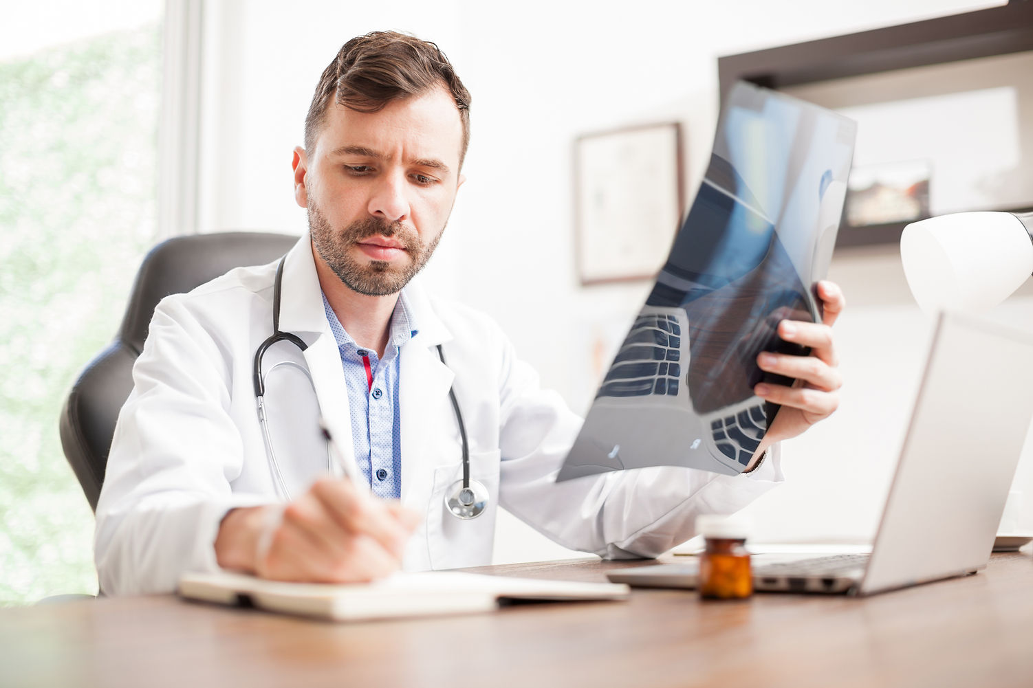 Doctor en la computadora