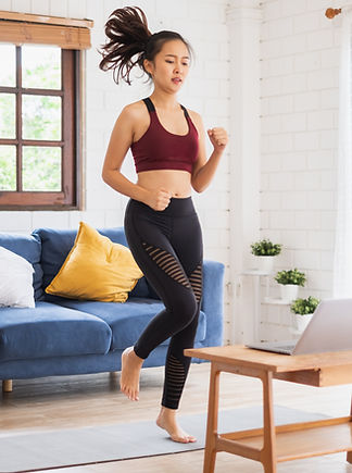 Femme faisant du pilates en ligne