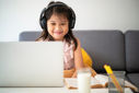 menina usando Inteligência Artificial e desenvolvimento infantil