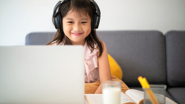 menina usando Inteligência Artificial e desenvolvimento infantil