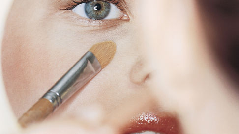 Achieve the Perfect 90's Makeup Look 