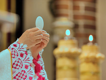 Prêtre célébrant la messe