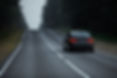 Voiture noire sur la route