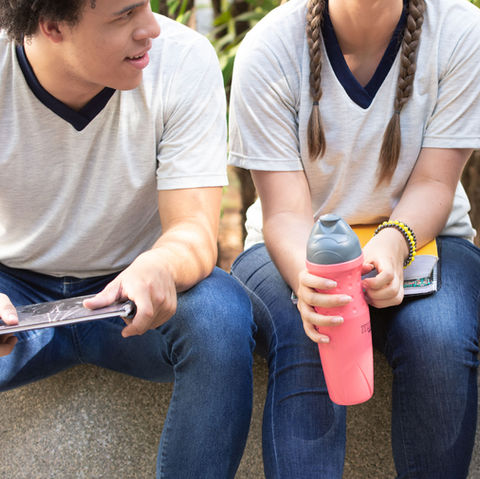 A adolescência é um período de transição marcado por intensas mudanças físicas, emocionais e sociais. O jovem, antes dependente dos pais na infância, começa a buscar autonomia, explorando sua identidade e testando limites. Esse processo, porém, pode ser influenciado por fatores como ambiente familiar, grupo social e experiências vividas.
O desejo por aceitação e pertencimento pode levar a escolhas impulsivas, aumentando os riscos do uso de substâncias, da iniciação sexual sem proteção e da criminalidade. A ausência de orientação e suporte emocional pode tornar essas influências ainda mais perigosas.
Por isso, é essencial que família, escola e sociedade ofereçam suporte, promovendo diálogo aberto e acesso à informação. Quando o jovem compreende as consequências de suas escolhas e desenvolve senso crítico, ele tem mais chances de construir um futuro saudável e equilibrado.