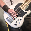 Basgitaar spelen