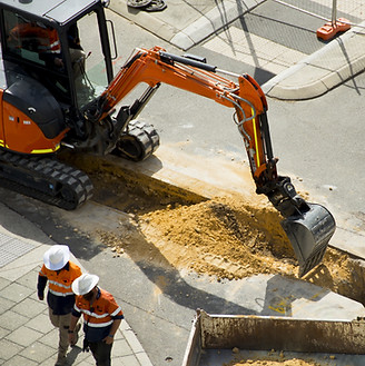 Cavando no canteiro de obras
