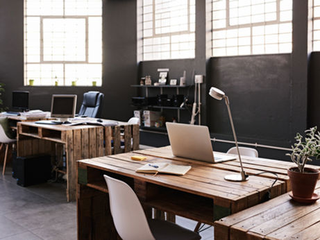 Mga Trabahong di “AI-Generated”— at Bakit