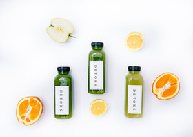 Jus de fruit dans une bouteille en verre