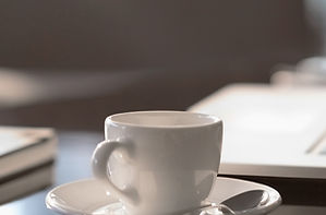 Anteckningsbok och dryck i stillhet – symbol för eftertanke och lugn bland allt som ska ordnas. Himmel & Jord Begravningsbyrå Linköping.