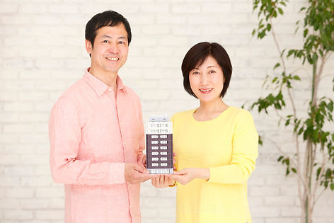 ビルの模型を持つ夫婦