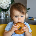 Baby isst einen Bagel