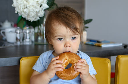 Bébé mange un bagel