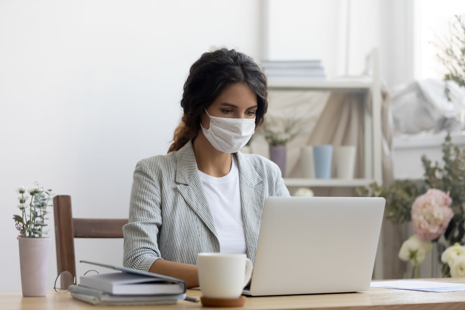 Mujer de negocios, con, máscara