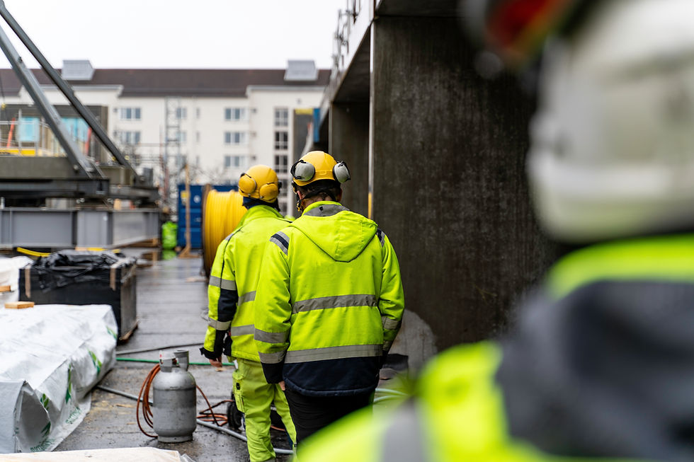 Bygningsarbeidere utendørs