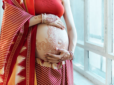 Schwangere Frau mit Henna-Tattoo