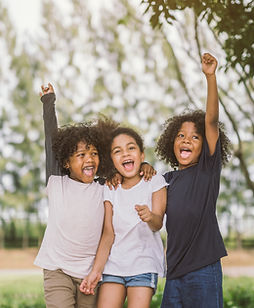 Des enfants joyeux en plein air