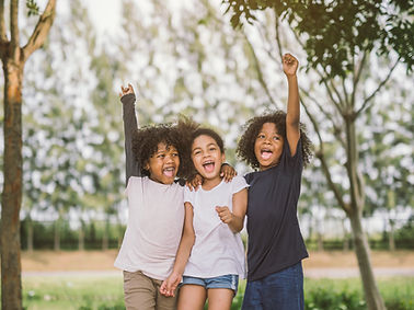 Des enfants joyeux en plein air
