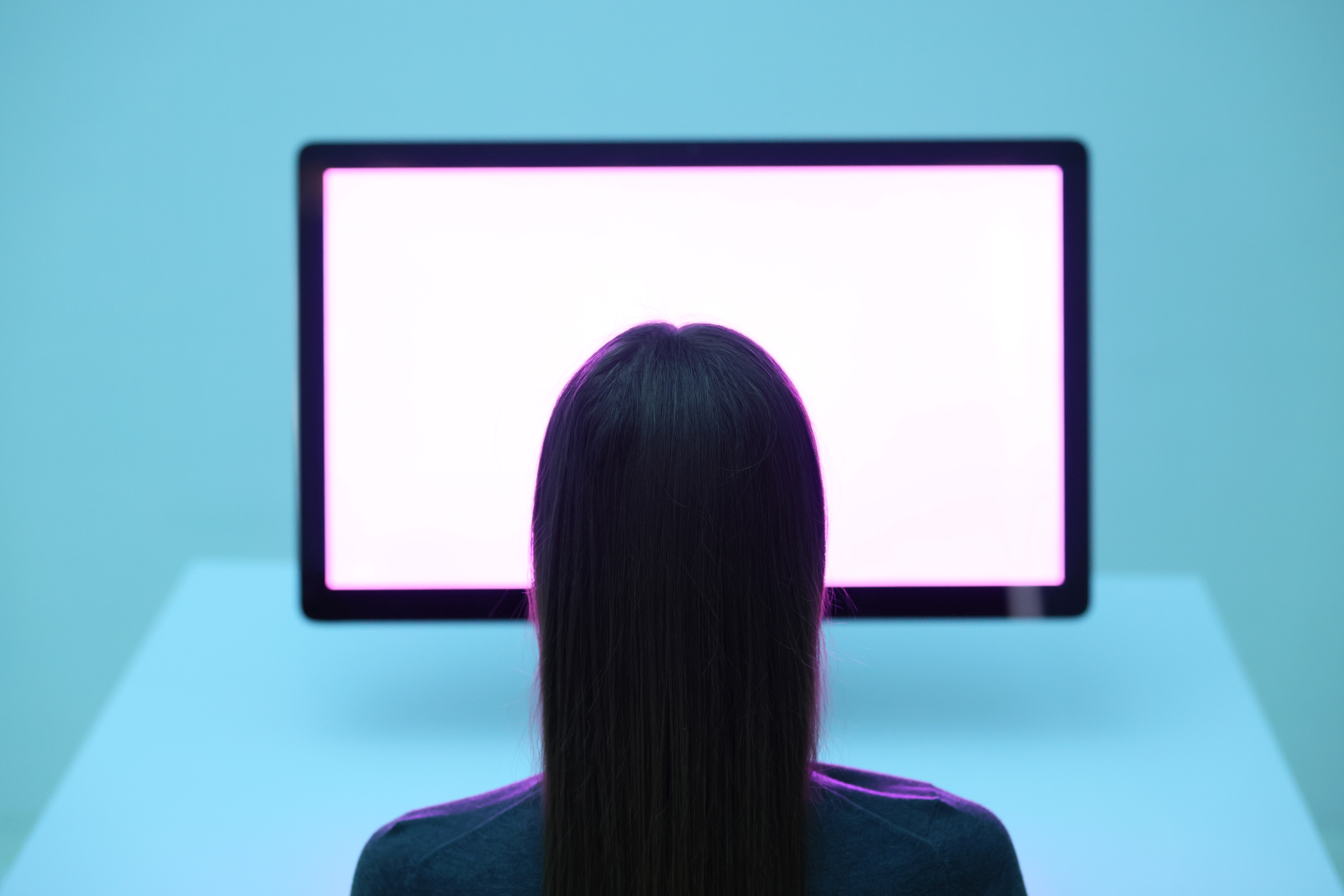 Pantalla en blanco con persona