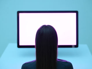 Une personne qui regarde un écran et l'impact sur ses capacités d'attention