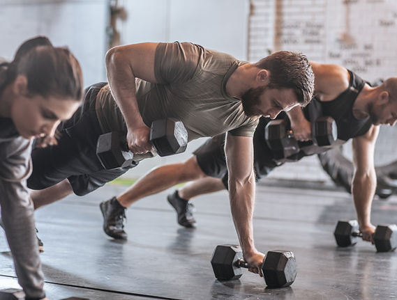 Allenamento di gruppo con manubri