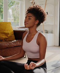 Femme pratiquant la méditation
