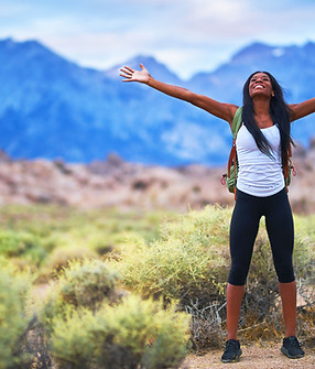Mulher caminhando no deserto