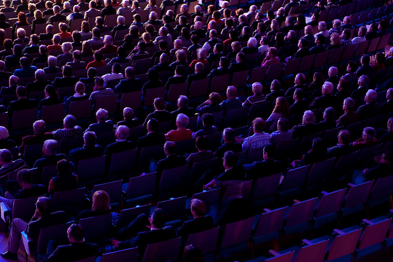 大勢の聴衆