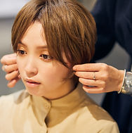 ヘアマニキュアを選択している女性