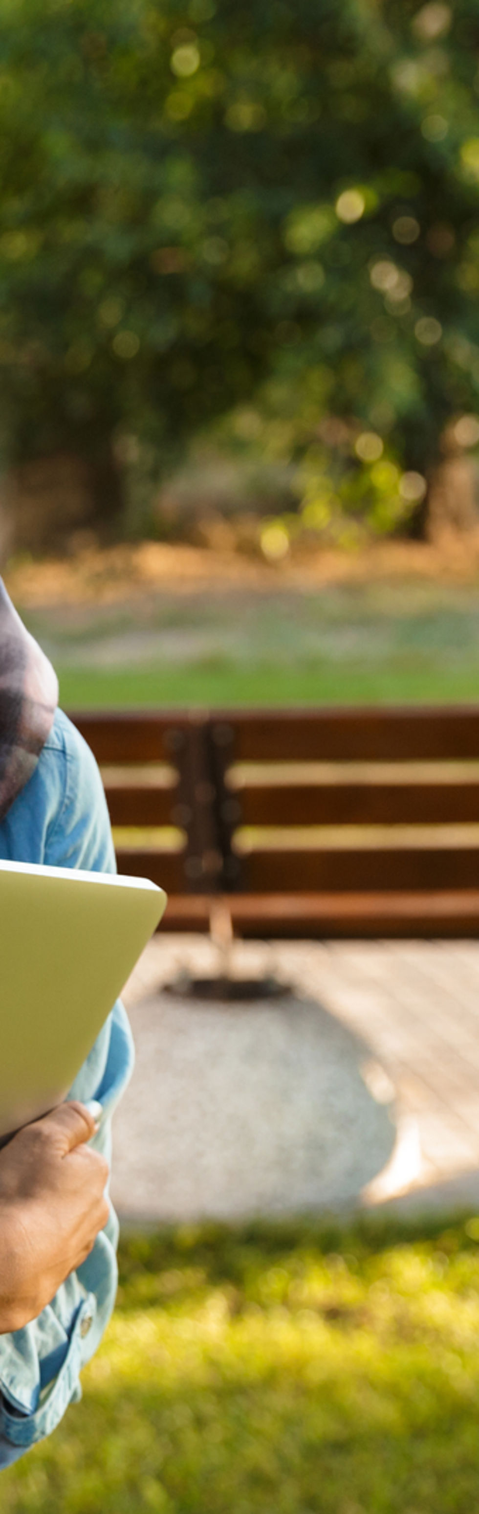 公園で本を片付ける