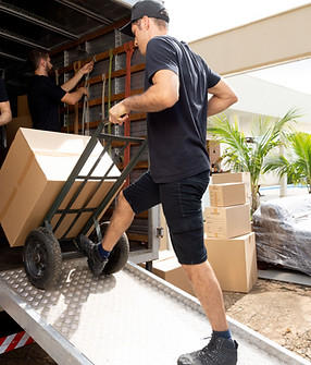 Carregando caixas no caminhão