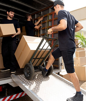 Laden von Kisten in den LKW