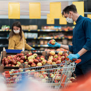 Compras con máscara protectora