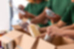Emballage des aliments dans des boîtes