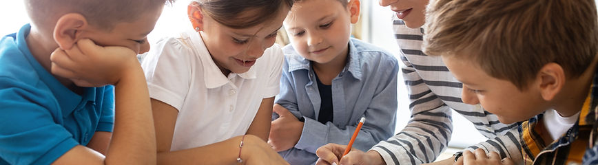 Professora ajudando alunos