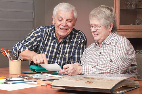 Senior move manager assisting an elderly couple with downsizing in Dallas home
