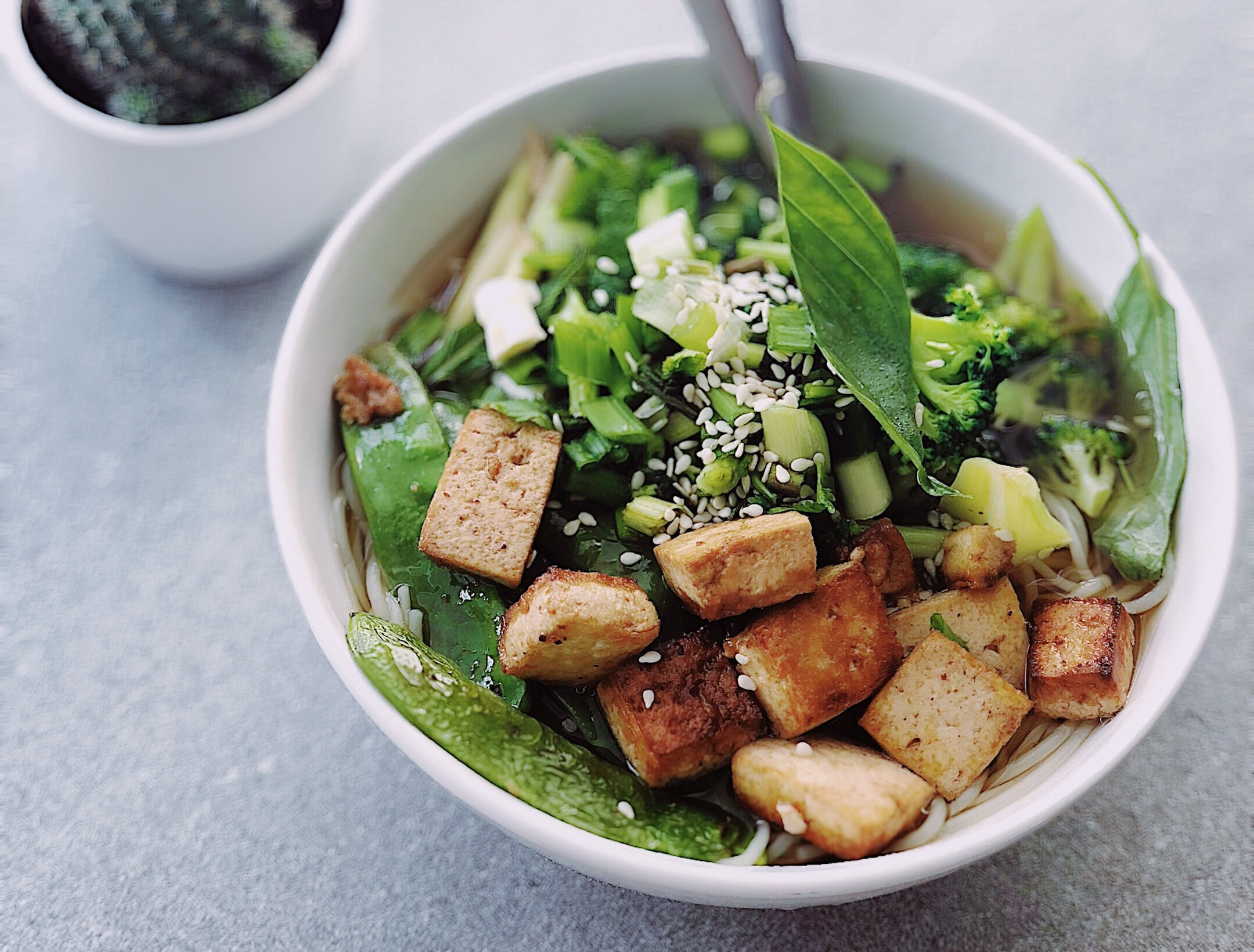 Prato vegano com tofu, vegetais e sementes de gergelim