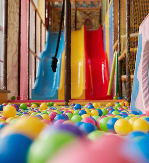 Bällebad in Innenspielplatz / Indoorspielplatz