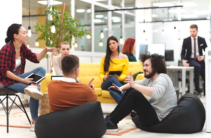 PRIME Partner ekibinin rahat bir ofis ortamında yaptığı toplantı