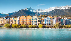 Bunte Häuser am Fluss