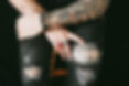 Rippade jeans och tatueringar