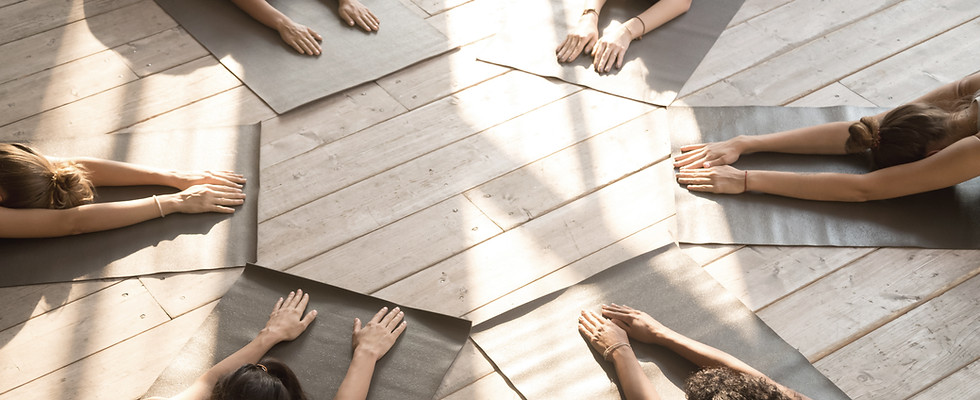 Vení a probar la sensación de compartir el espacio de una clase de yoga grupal con personas que tienen intereses afines a vos
