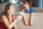 2 Kinder mit Microfon