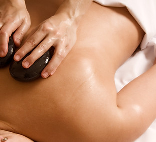 Massage du dos aux pierres chaudes