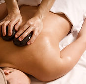 Massage du dos aux pierres chaudes