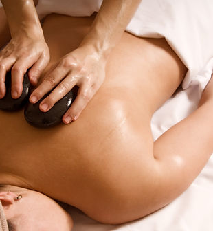 Massage du dos aux pierres chaudes
